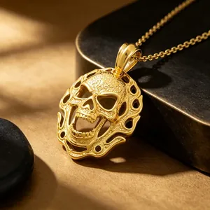 Macro détaillée d'un pendentif tête de mort doré de style punk avec un bord de flammes