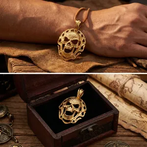 Vues détaillées d'un pendentif tête de mort punk doré dans un écrin et sur un cordon en cuir.