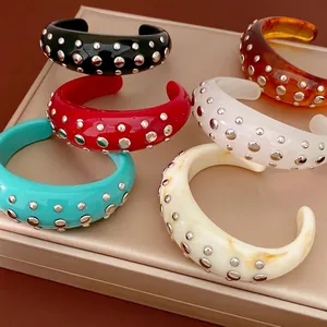 Europese Stijl Oversized Open Hars Armring met Metalen Klinknagels Geometrische Statement Sieraden Mode Cuff voor Vrouwen