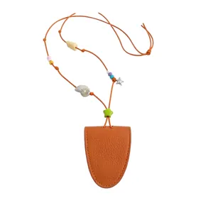 Collar de cuentas colorido estilo playa con estrellas de mar y estuche de cuero naranja vivo.