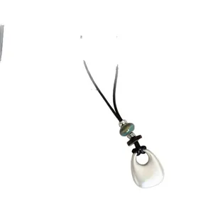 Minimalistische ketting met zilveren waterdruppelhanger en verstelbaar zwart koord