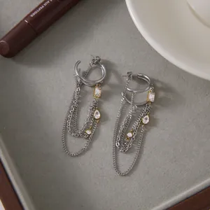 Elegante silberne C-förmige Quastenohrringe mit mehrlagigen Ketten und Zirkoniasteinen.