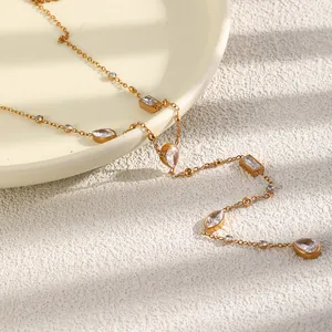 Primo piano di un'elegante collana a Y dorata con pietre di zircone geometriche