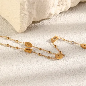 Dettaglio della collana in acciaio inossidabile placcato oro 18K con nappa geometrica