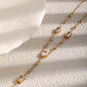 Dettaglio di una collana a Y elegante placcata oro 18K con zirconi chiari geometrici