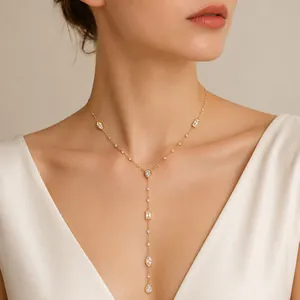 Dettaglio di una collana a Y placcata oro 18K con eleganti nappe in zircone su modella.