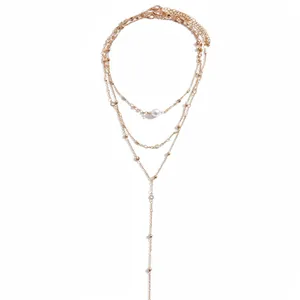 Elegantes mehrlagiges goldfarbenes Halsketten-Set mit Perle und zarten Perlenanhängern.
