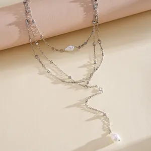 Detailansicht einer silbernen mehrlagigen Perlenkette mit Y-förmigem Lariat-Anhänger
