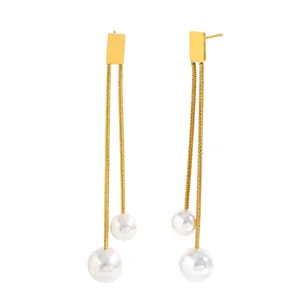 Élégantes boucles d'oreilles pompons en acier plaqué or avec perles blanches