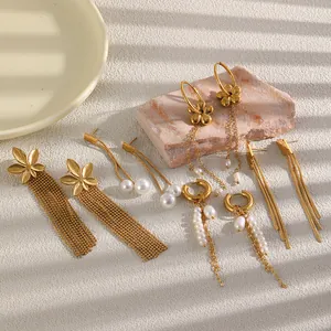 Gros plan détaillé montrant des clous de fleurs dorés et une collection de boucles d'oreilles