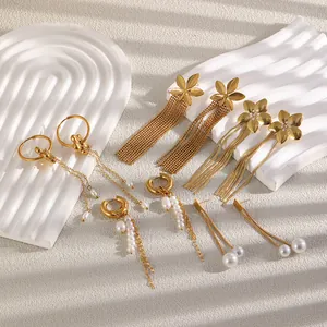 Vue détaillée de boucles d'oreilles fleurs dorées avec perles et glands en divers styles.