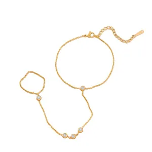Elegante pulsera de mano chapada en oro con piedras de circón, estilo moderno y chic