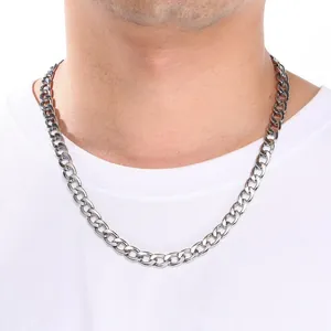 Vista detallada de un collar de cadena de eslabones plateada clásica en un modelo