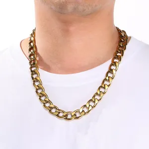 Detalle de un grueso collar de cadena de eslabones hip-hop dorado usado en el cuello