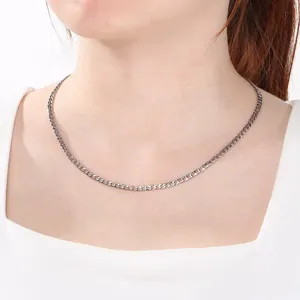 Primer plano detallado del collar de cadena NK de plata usado como una gargantilla minimalista