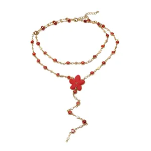 Collar de cadena dorada de doble capa con colgante de flor de esmalte rojo y piedras