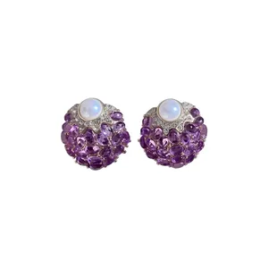 Orecchini a perno in argento con perla centrale e grappoli di pietre preziose viola