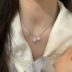 Gros-plan d'un collier de perles violettes avec de délicats pendentifs en cristal et perles.