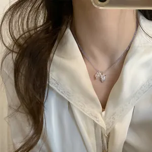 Vue détaillée d'un collier de perles violettes d'été avec breloques de raisin et cristal
