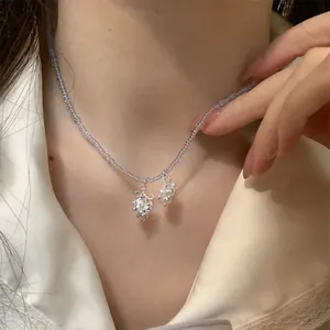 Vue détaillée d'un élégant collier d'été en perles de raisin sur le cou d'un