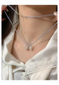 Vue détaillée d'un collier en perles lavande avec pendentif raisin en cristal