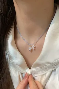 Détail d'un collier de perles lavande avec pendentif de raisin en cristal et perles