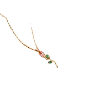 Élégant collier pendentif fleur de tulipe dorée pour femme avec pierres roses et vertes