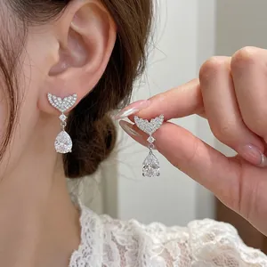 Eleganti orecchini a coda di sirena in argento con pendenti in cristallo a goccia