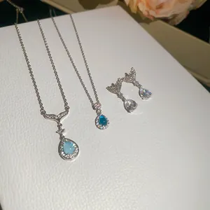 Dettaglio macro della collana e degli orecchini con ciondolo a goccia acquamarina