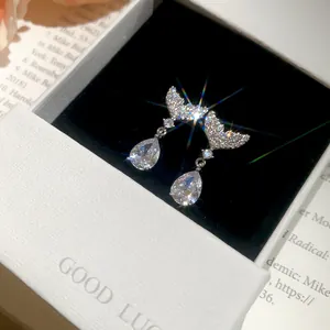 Orecchini a coda di pesce in argento con gocce a pera in confezione regalo bianca