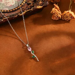 Collier pendentif tulipe élégant avec pierres roses et vertes sur chaîne acier