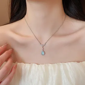 Elegante collana con pendente acquamarina a coda di pesce color argento su un modello