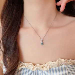 Primo piano di una collana d'argento con ciondolo in acquamarina a forma di goccia