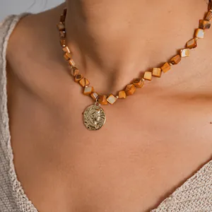 Collana vintage con perle di conchiglia a rombo e ciondolo a ritratto dorato per donna