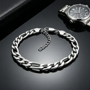 Gros plan d'un bracelet gourmette Figaro en acier inoxydable argenté sur fond noir.