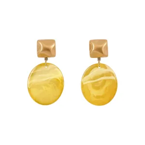 Eleganti orecchini pendenti in resina estiva con trama in marmo giallo e borchie quadrate d'oro