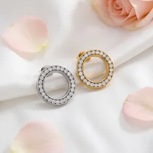Close-up van elegante goud- en zilverkleurige holle cirkel oorknopjes met pavé diamanten