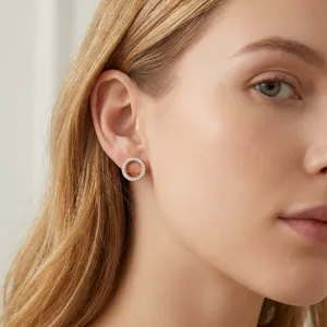 Close-up van elegante gouden holle cirkel oorbellen met fonkelende diamanten