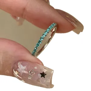 Eleganter minimalistischer Ewigkeitsring aus Silber mit türkisfarbenen Zirkoniasteinen