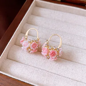 Elegante Vintage-Creolen mit Blumenkorb aus Harz und glitzernden Strasssteinen