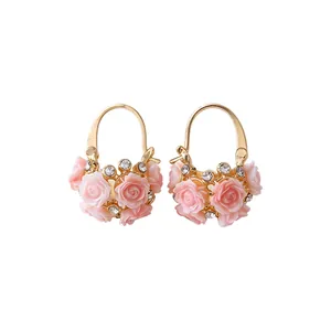 Elegante goldene Creolen im Vintage-Stil mit rosa Harzrosen und funkelnden Strasssteinen