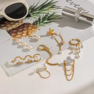 Collectie elegante oorbellen met zoetwaterparels en goud in een lifestyle setting