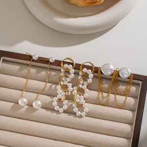 Gedetailleerde weergave van verschillende zoetwaterparel oorbellen in een sieraden tray