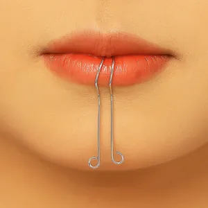 Vue détaillée d'un bijou de lèvre en argent de style punk pour un look tendance et audacieux