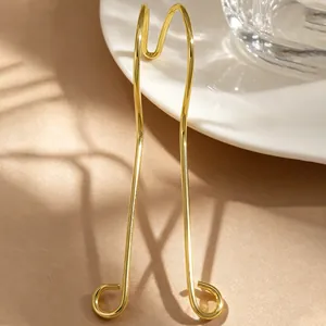 Vue détaillée d'un bijou de clip à lèvres doré minimaliste de haute qualité au design courbé