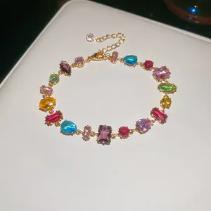 Pulsera dorada de estilo francés con circonitas de colores en forma de gota y rectángulos