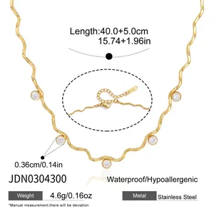 Detail van vergulde roestvrijstalen golfketting met heldere zirkonia steentjes