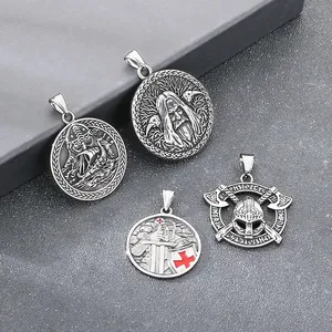Pendentifs vintage viking et templier en acier inoxydable pour hommes sur fond gris