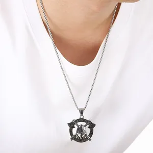 Collier avec pendentif casque de guerrier viking et haches croisées en acier titane homme