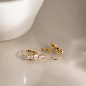 Primo piano di orecchini in acciaio inossidabile placcato oro 18k con zirconi cubici
